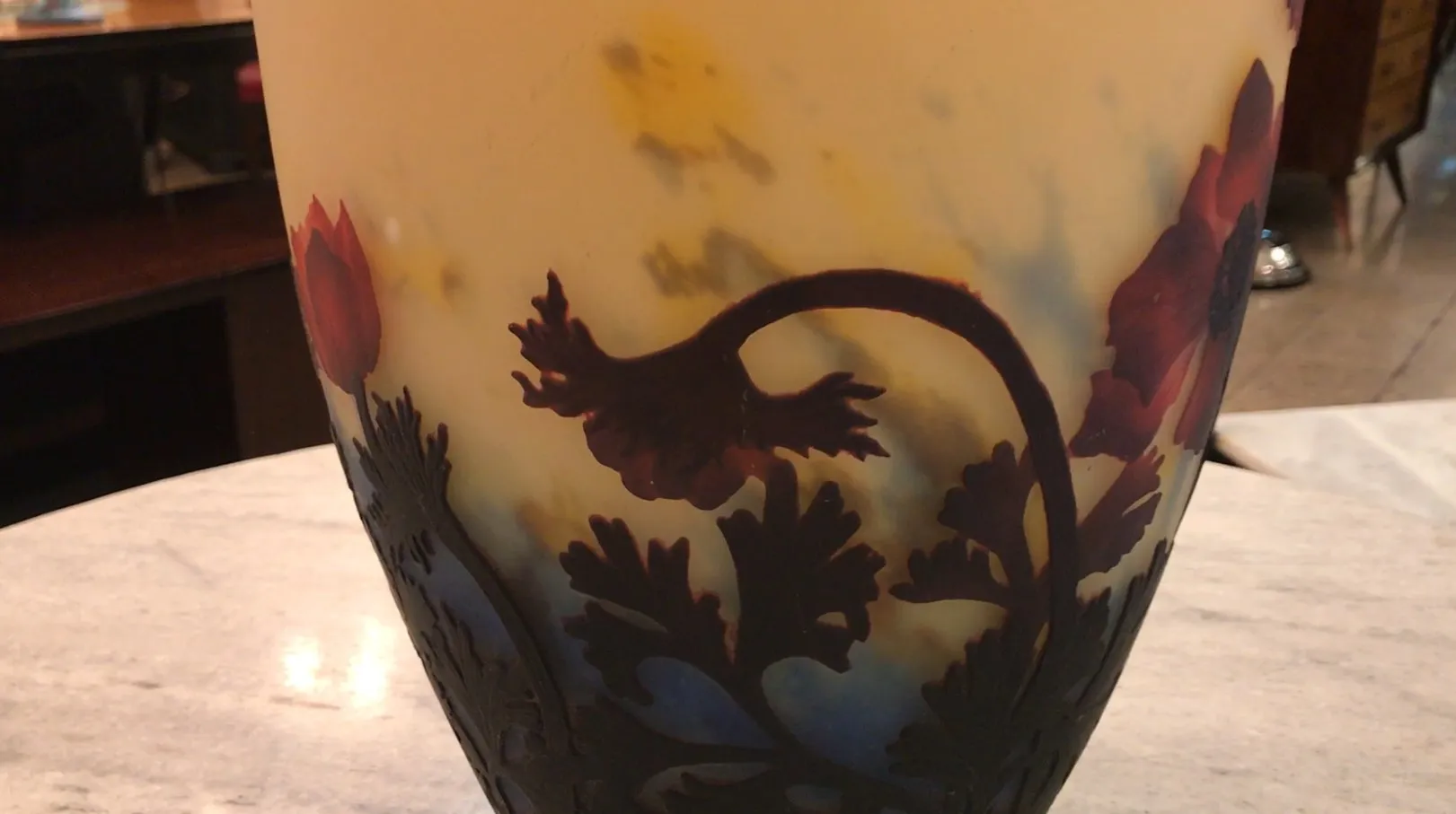 Verre signé Muller Fres avec motif floral dans un cadre ancien