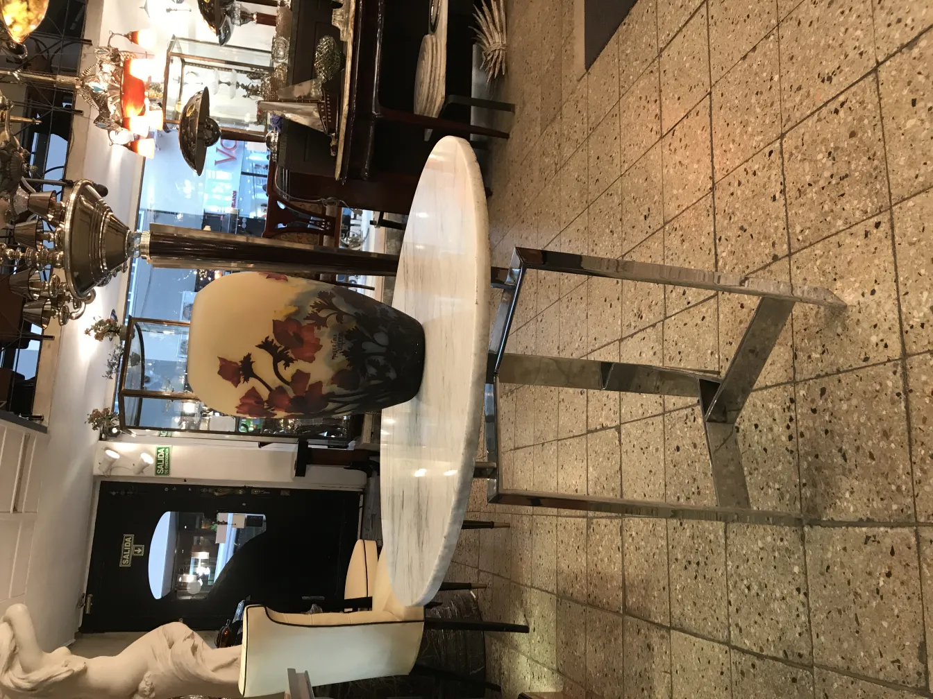 تحفة بزخارف زهور، زجاج موقّع مولر فريز في بيئة قديمة.