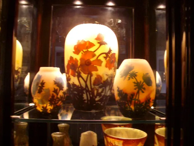 展出的古董签名玻璃Muller Freres