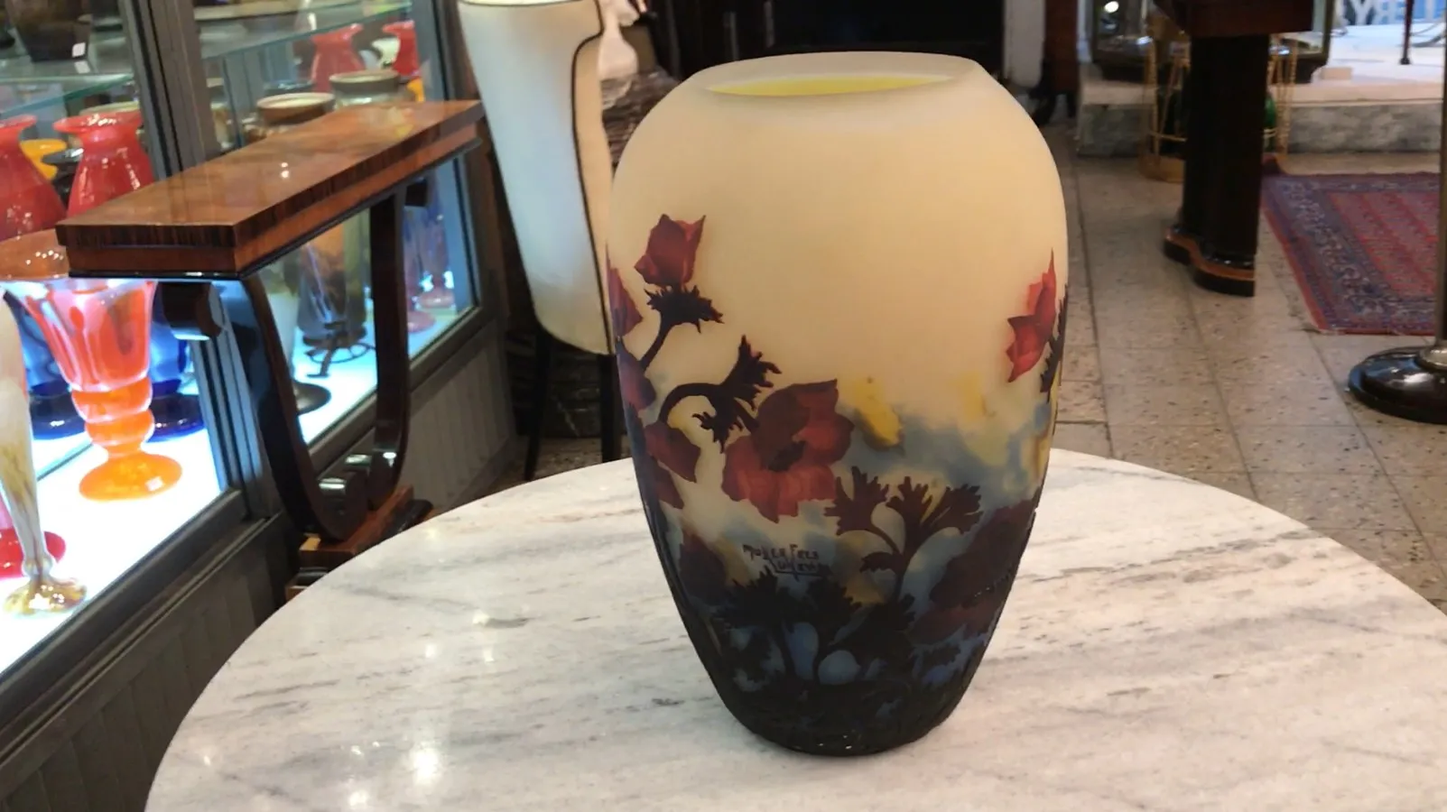 vase aus signiertem glas muller fres mit floralem design in gelb und rot