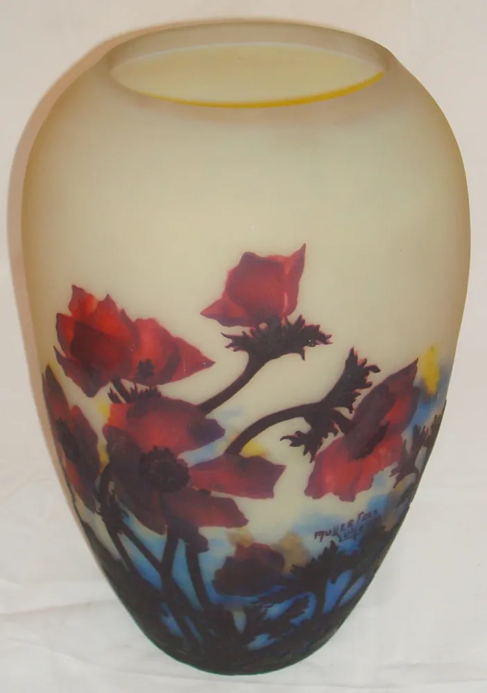 Vase ancien avec fleurs en relief et signature Muller Freres