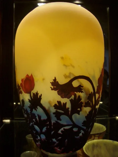 Старинная ваза из стекла с подписью Muller Fres и цветочным узором