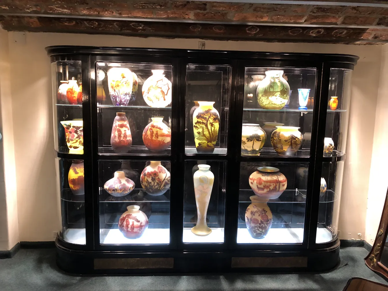 vitrine com colecao de vidro assinado Muller Fres, diversas antiguidades