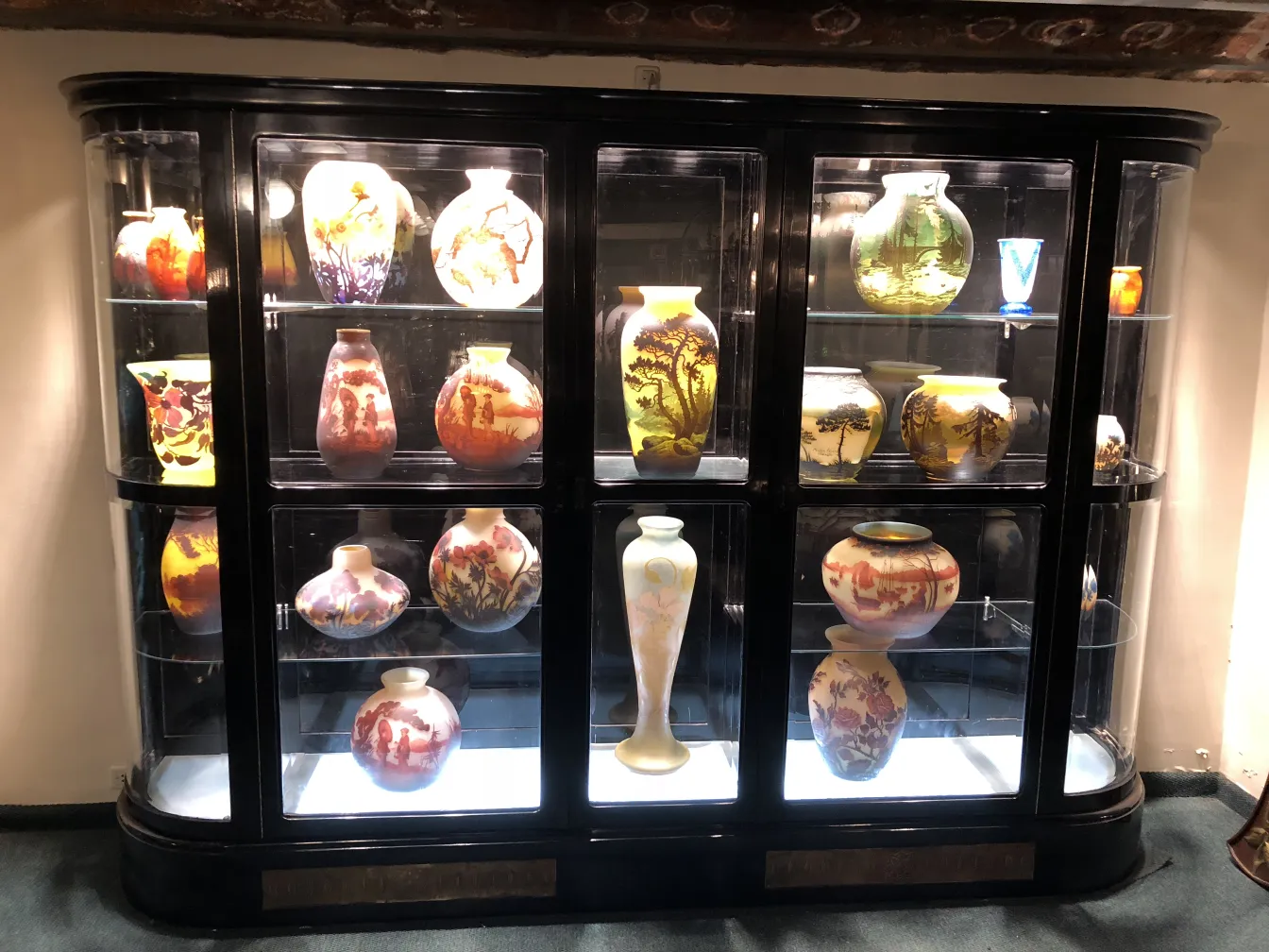 Collection d'antiquités avec divers vases et verre signé Muller Fres