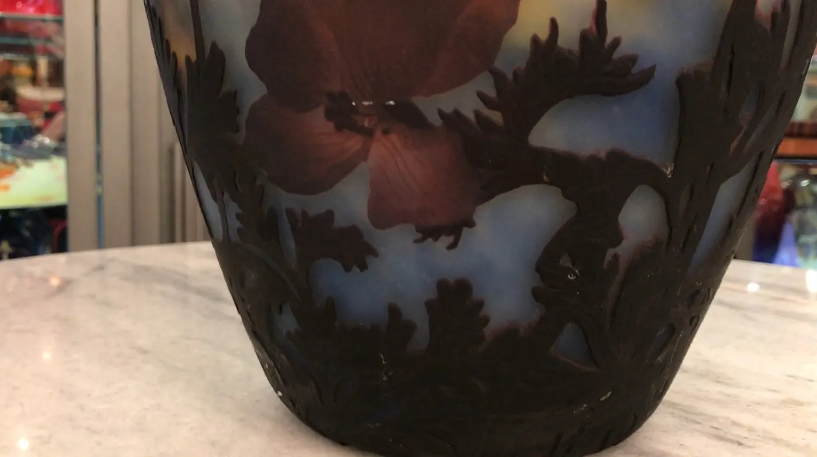 Vidrio firmado Muller Freres con decoración floral y colorido