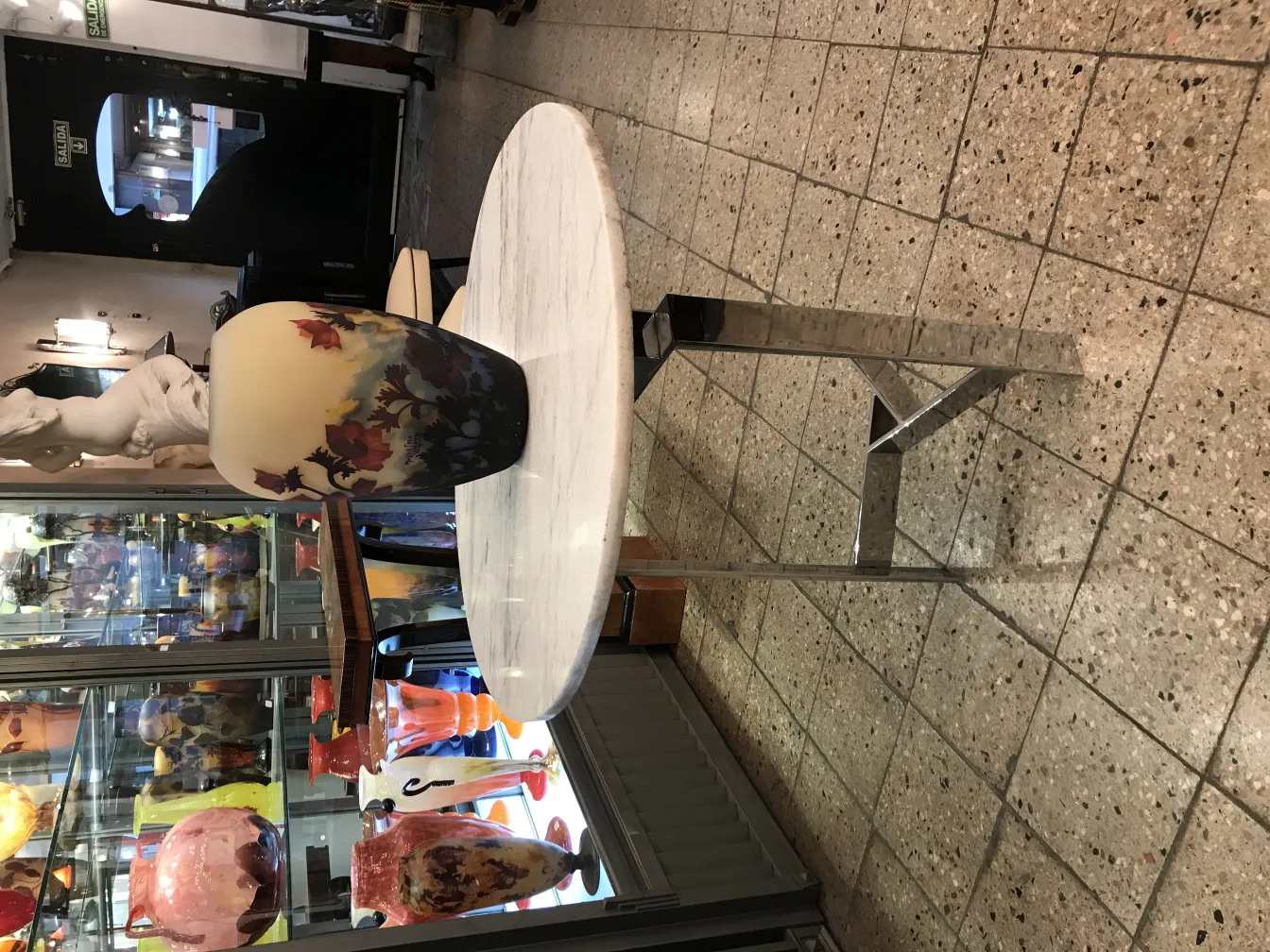 Vases anciens en verre signé Muller Fres avec des couleurs vives exposés dans un magasin