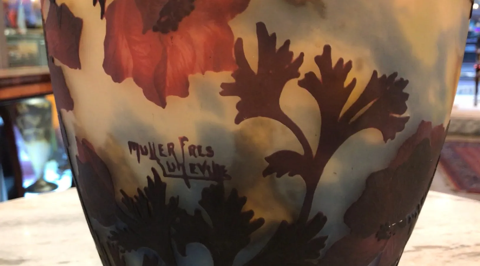 Vidrio antiguo con firma visible de Muller Fres, decorado con hojas y flores