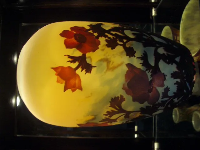 Vaso di vetro antico con motivi floreali rossi di Muller Fres.