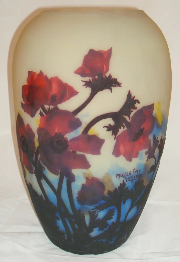 jarrón antiguo decorado con flores en tonos rojos y azules, firmado Muller Fres