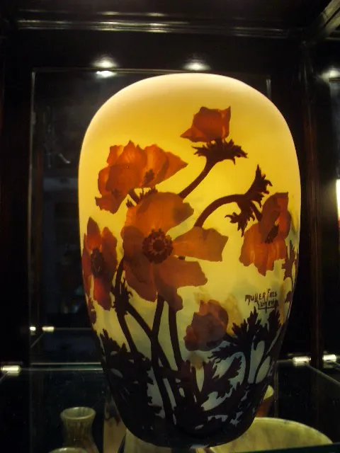 Vasija de vidrio con flores en tonos ocre y firma Muller Fres