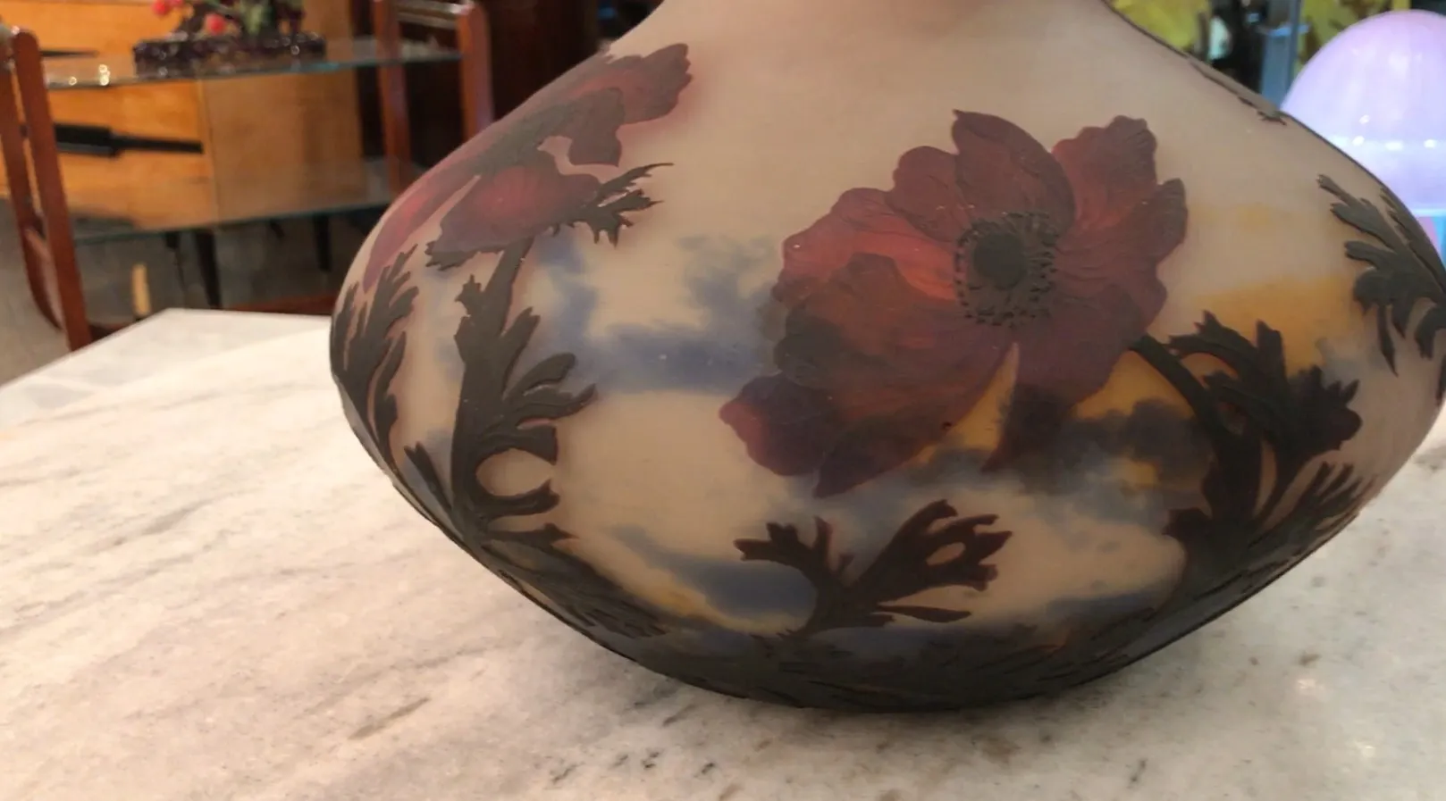 verre signé Muller Fres avec motif floral et feuilles