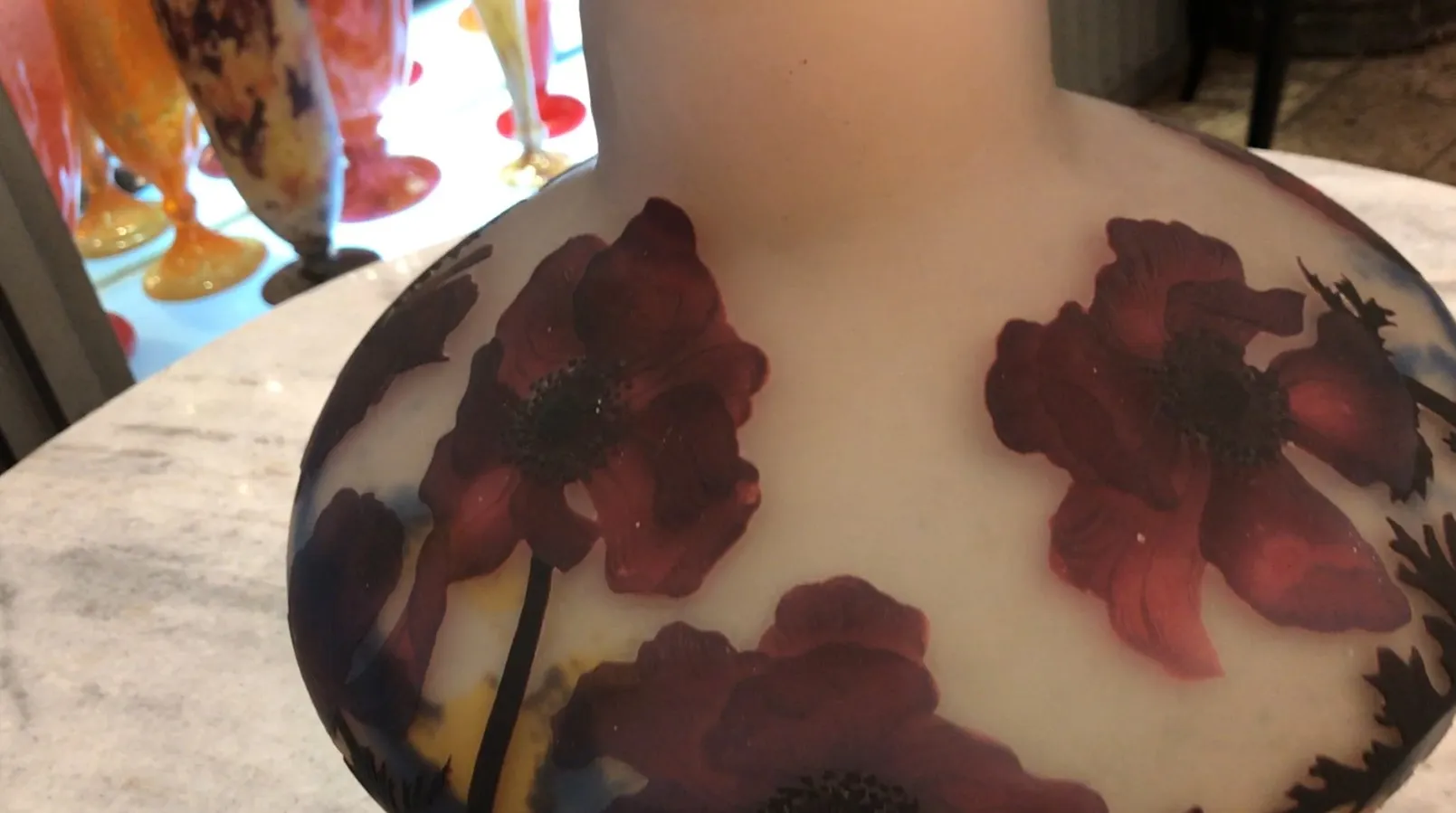 Vidrio firmado Muller Fres con flores rojas, antigüedad.