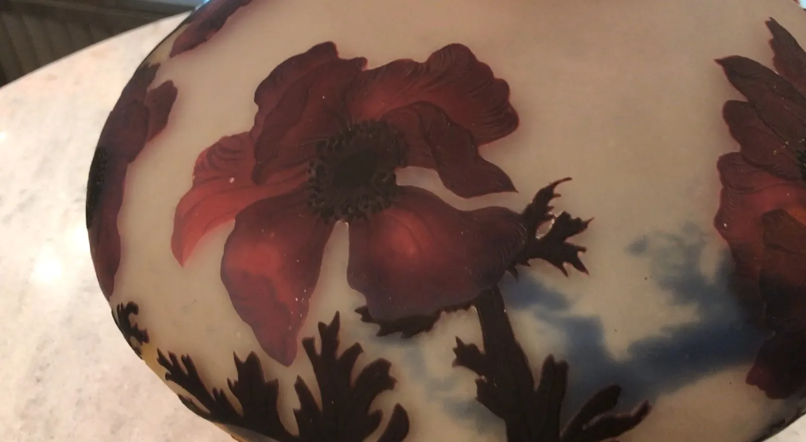 verre ancien muller freres avec des fleurs rouges sur la surface