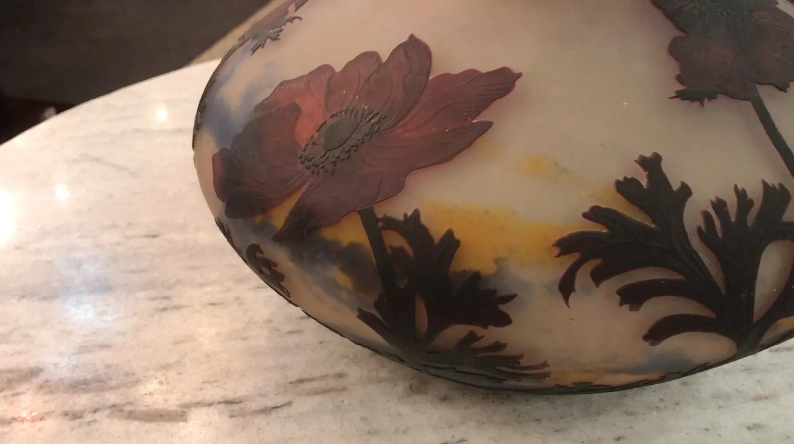 Verre signé de Muller Fres avec un design floral ancien.
