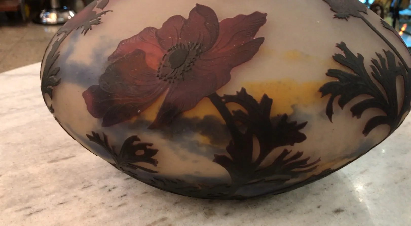 古いサイン入りグラスmuller freresの赤と黒の花のディテール