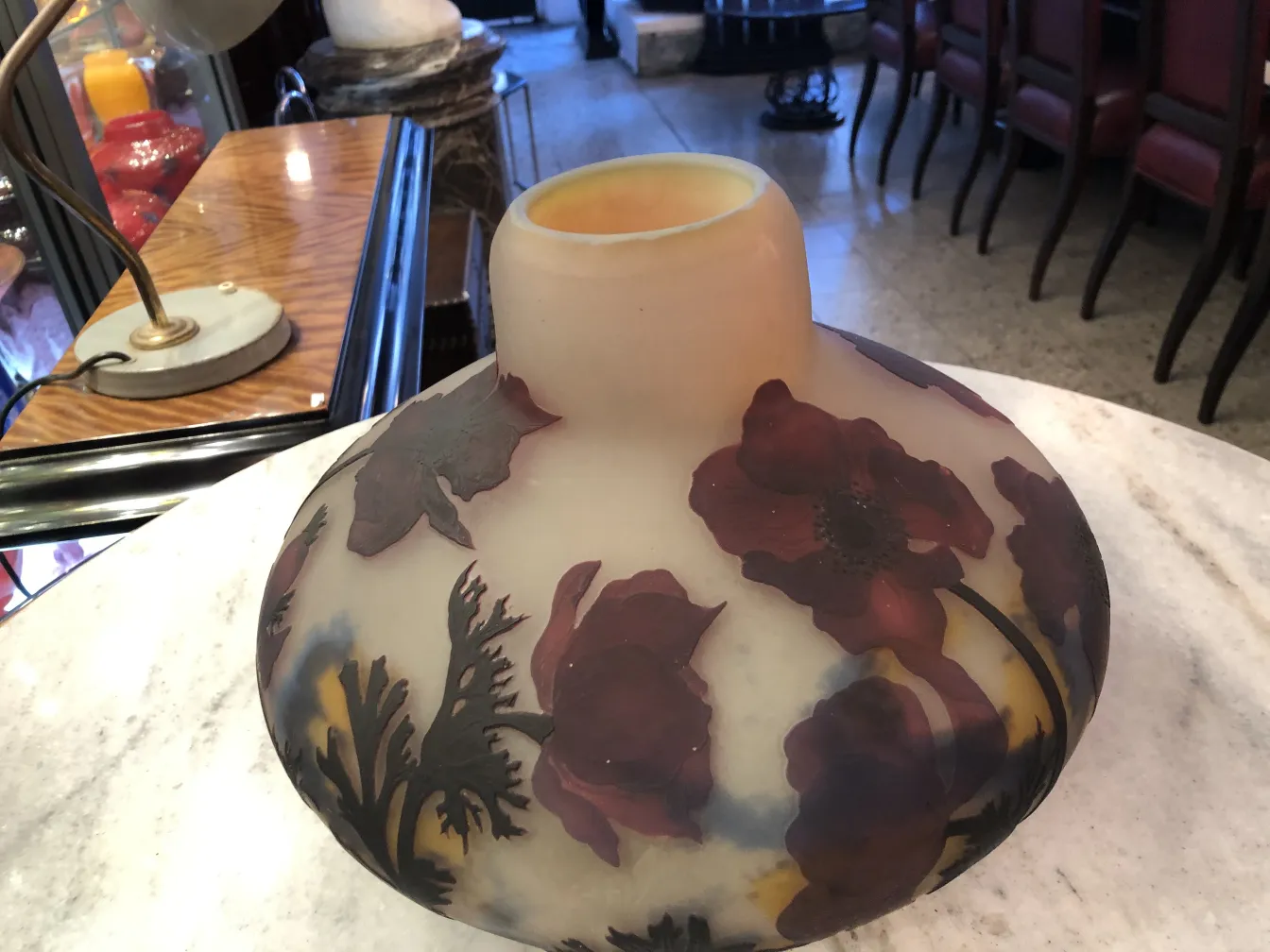 Verre signé Muller Fres avec motifs floraux, présentation élégante