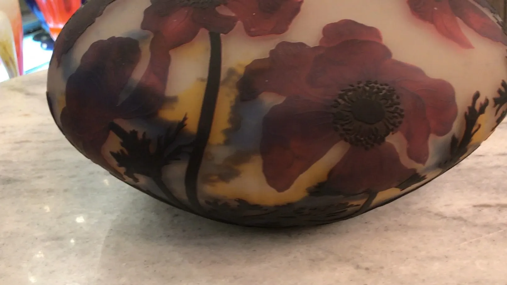 Vidro antigo assinado Muller Fres com design floral vibrante, apresentado em ambiente elegante