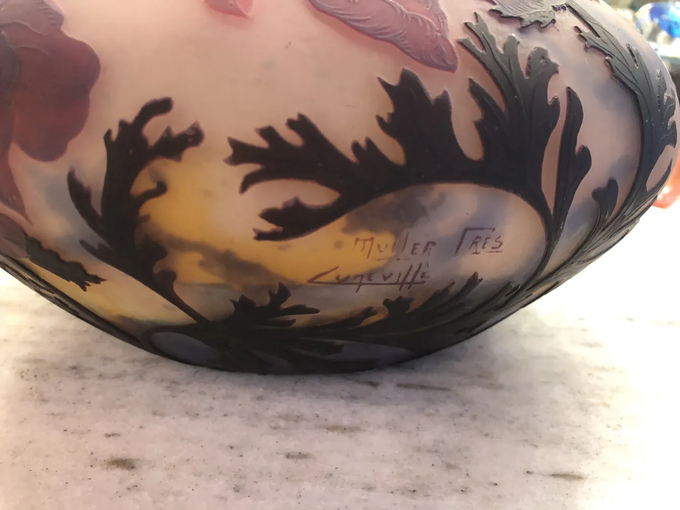 Antikes signiertes Glas von Muller Fres mit dekorativen Elementen im Hintergrund