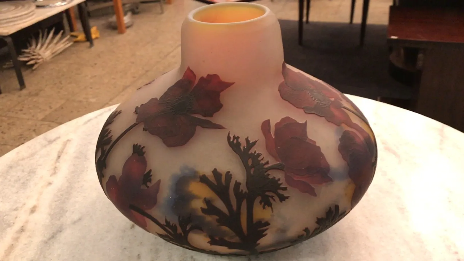 Signiertes Glas von Muller Fres mit floralem Dekor in antikem Ambiente.