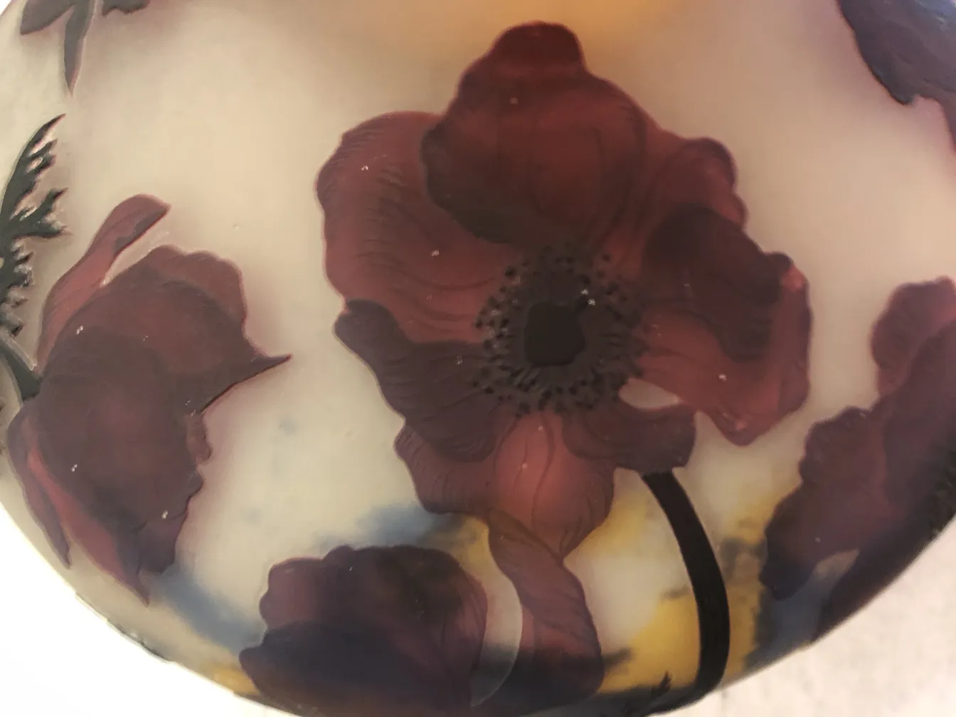 签名玻璃Muller Fres带有深色花卉装饰