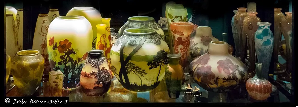 Verre signé Muller Fres dans un cadre antique.