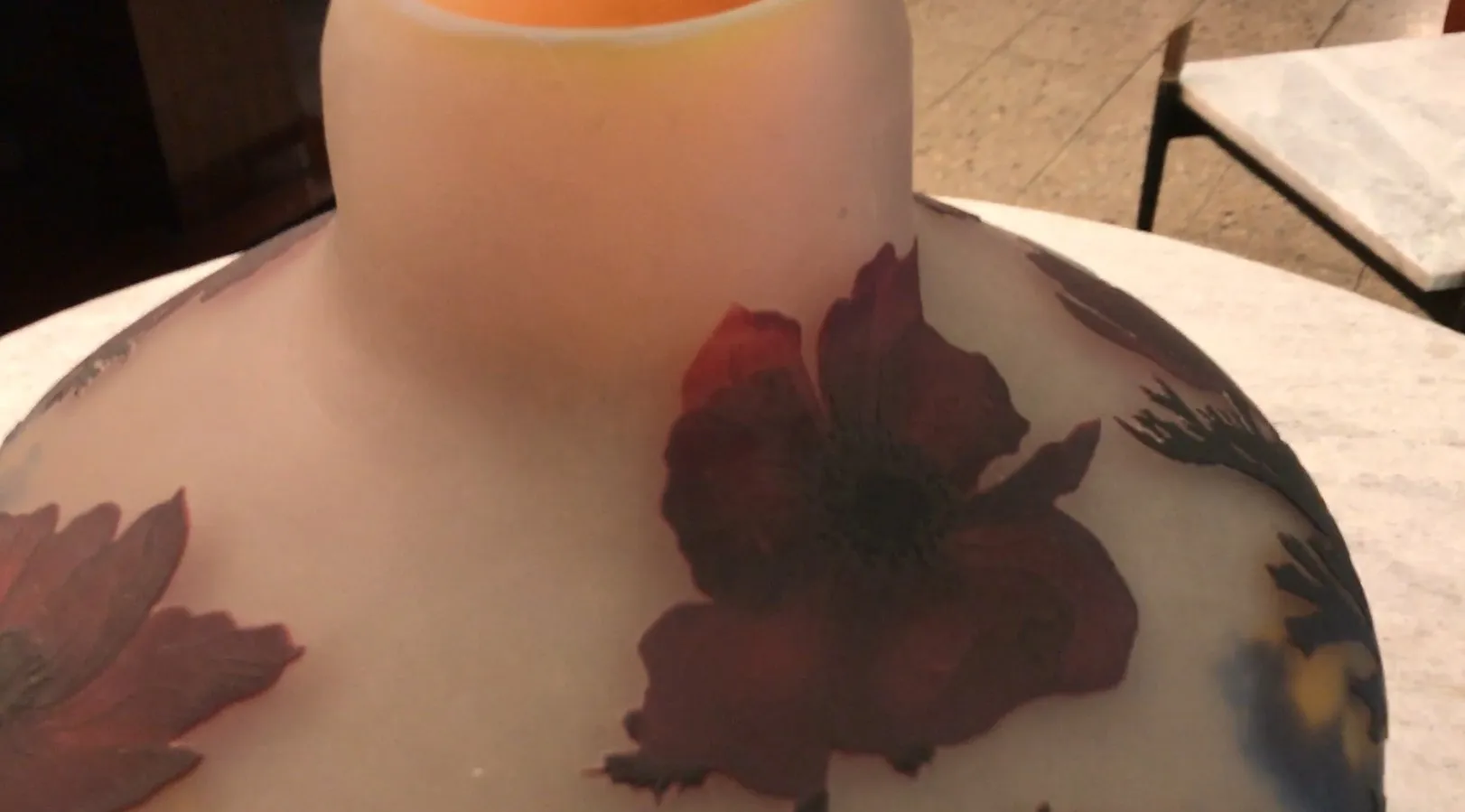 Antike Glaslampe mit floralem Muster muller fres