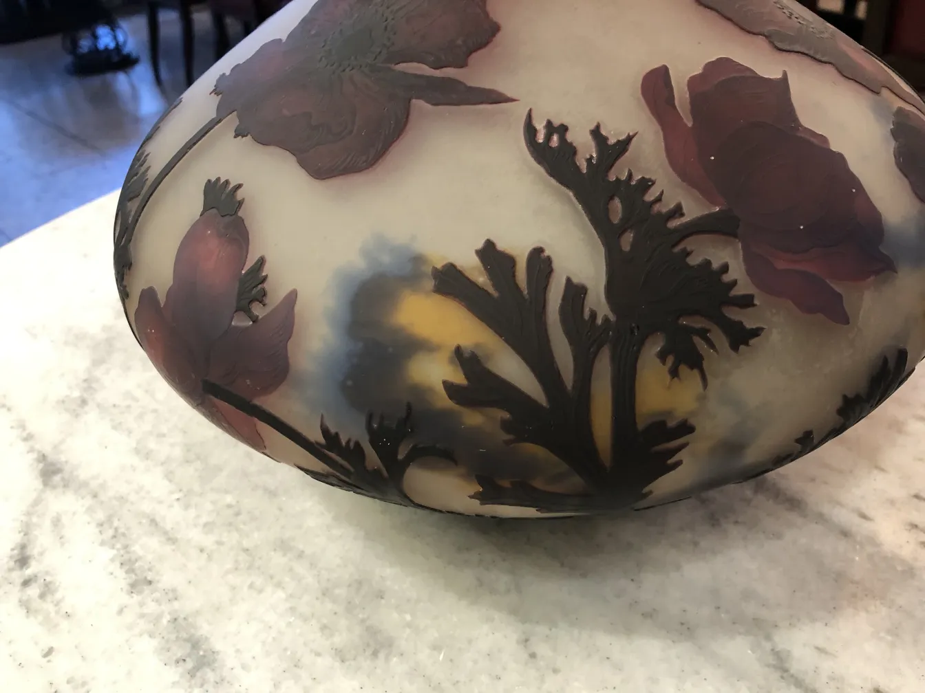 Vidrio antiguo firmado Muller Fres con diseño floral colorido.