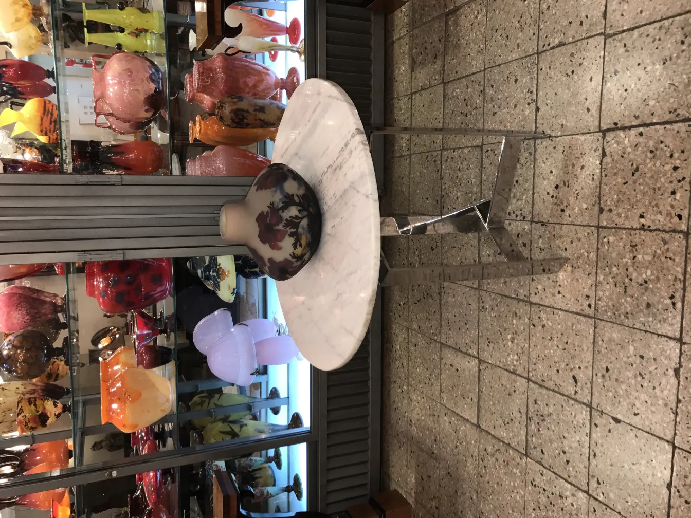 vidrio firmado de muller fres con detalle floral en un ambiente de antigüedades