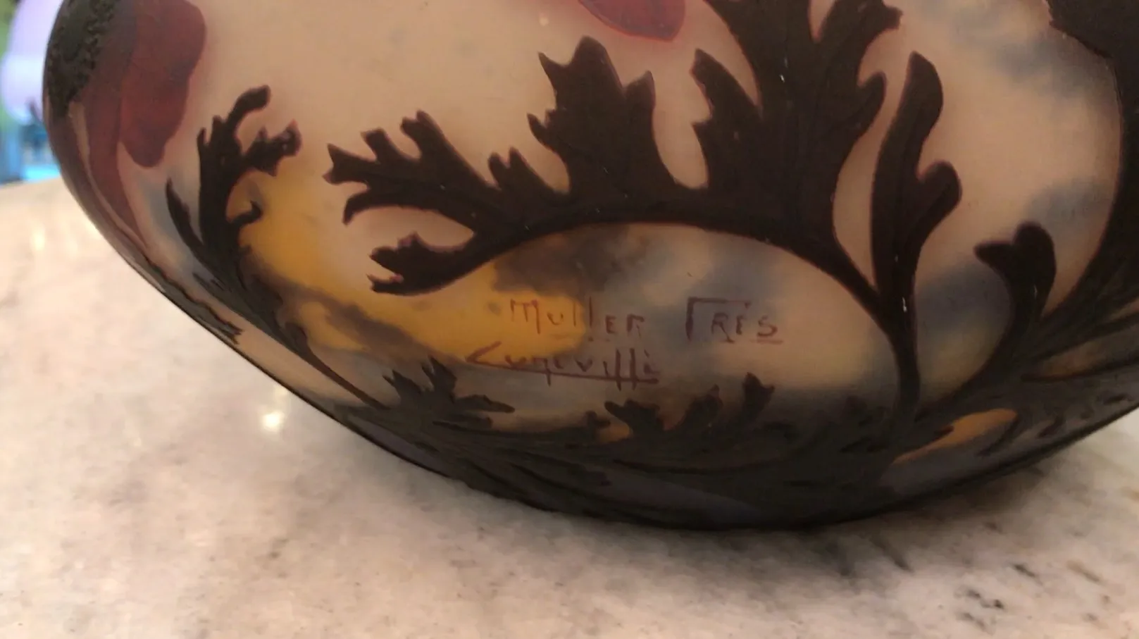 Vetro firmato Muller Fres con elegante design floreale antico.