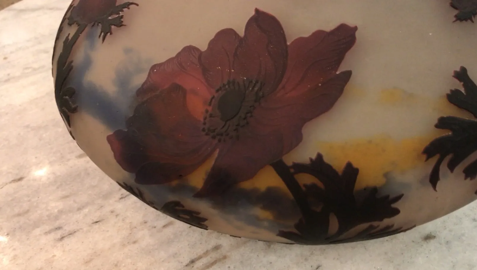 花のデザインが施された古いサイン入りグラス（Muller Fres）