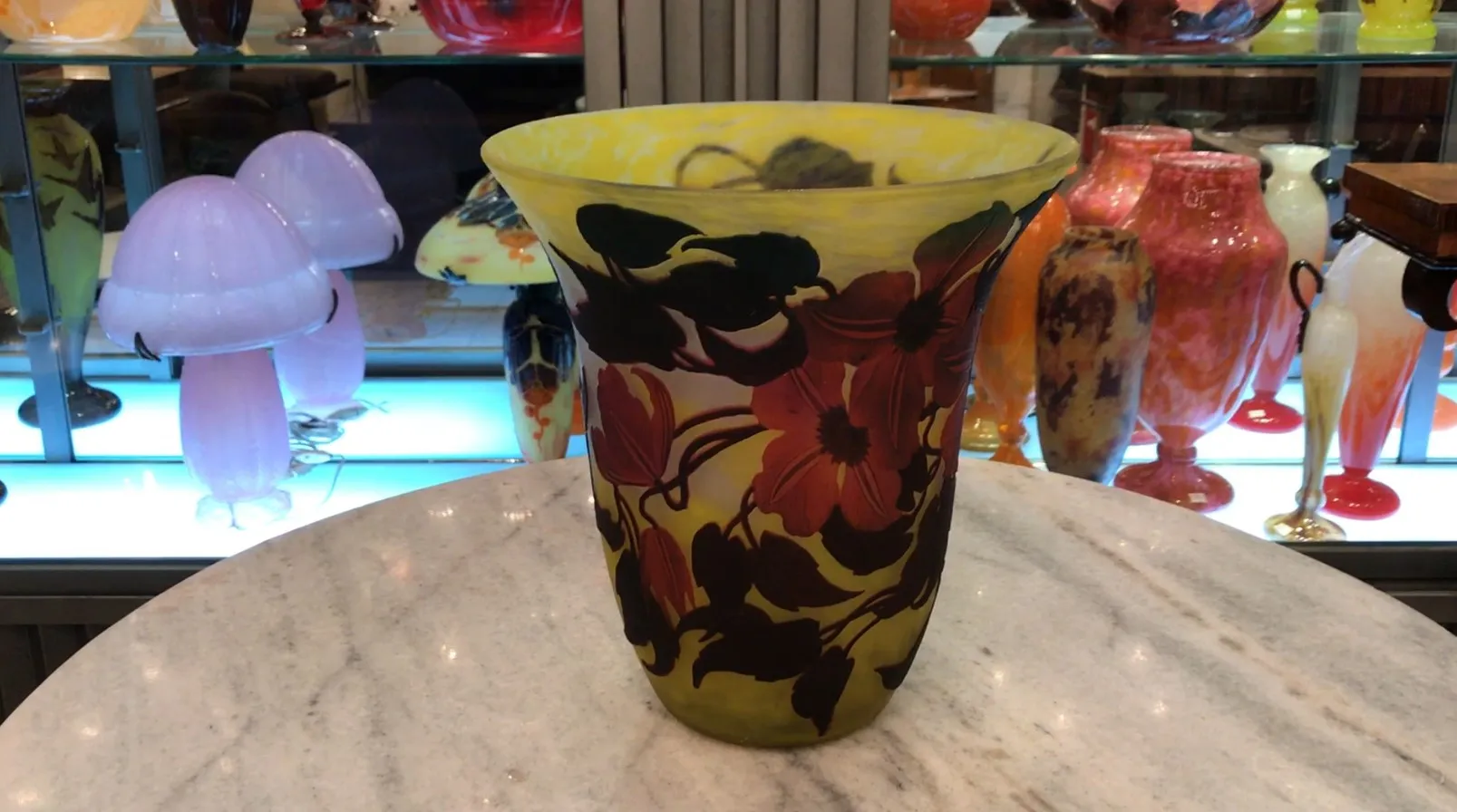 Vaso decorativo com flores, antiguidade Muller Fres