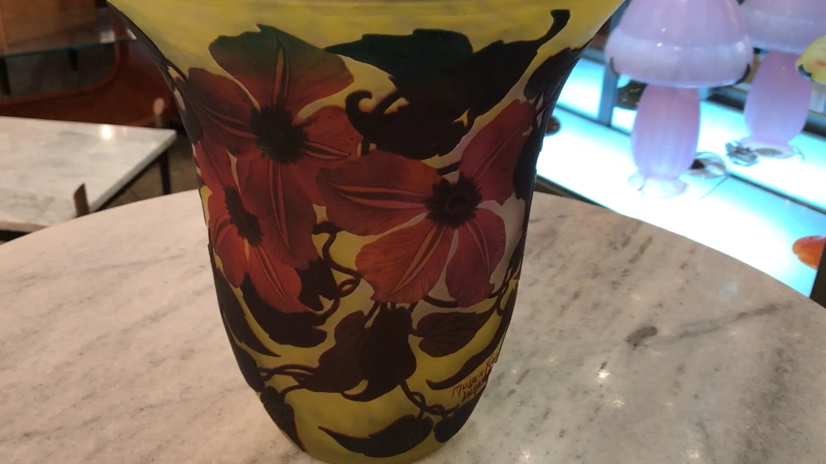 Vidrio firmado con flores en tonos oscuros, Muller Fres, ambiente antiguo.