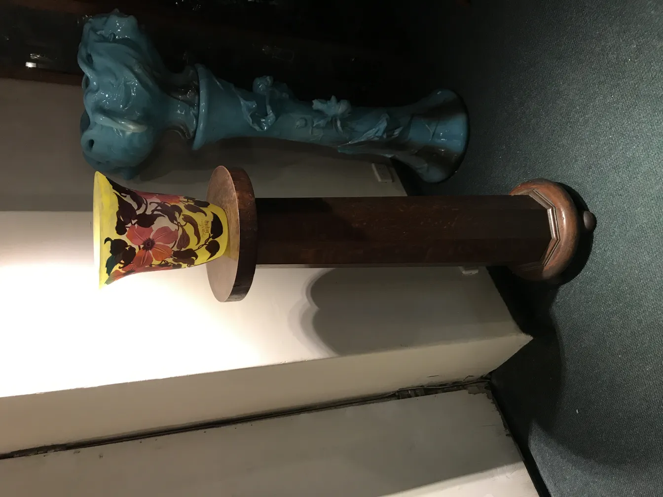 Подписанное стекло мюллер фрес с цветочным дизайном на пьедестале