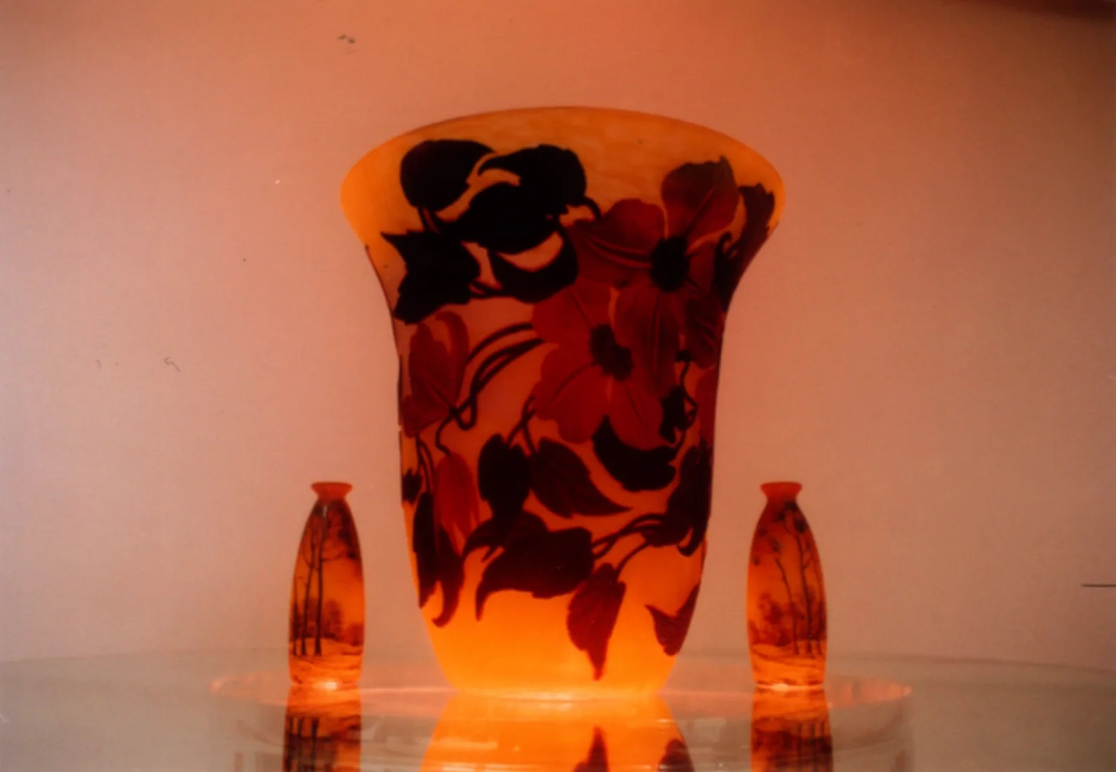 vase ancien signé muller fres avec motif floral et deux bouteilles en contexte