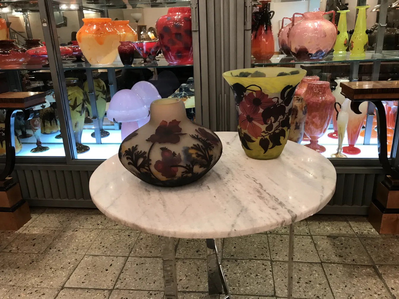 两只色彩鲜艳的古董装饰花瓶在大理石桌子上