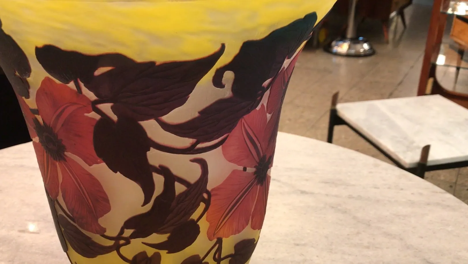 Signiertes Glas Muller Fres mit floralem Design in Gelb- und Rosatönen. Angenehme Atmosphäre.