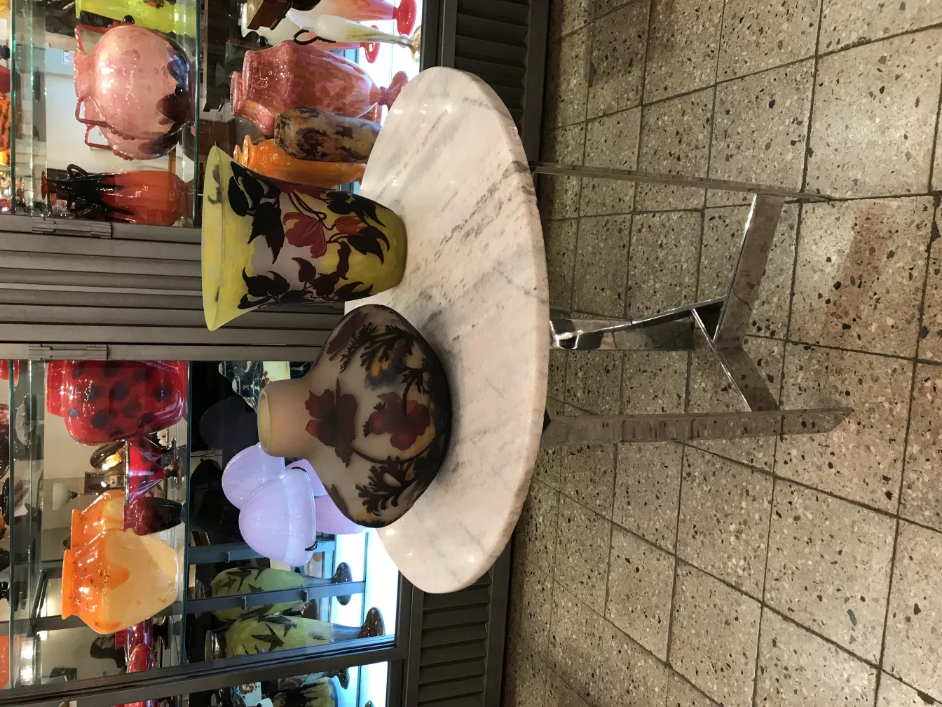 古董签名玻璃展现花卉图案和颜色