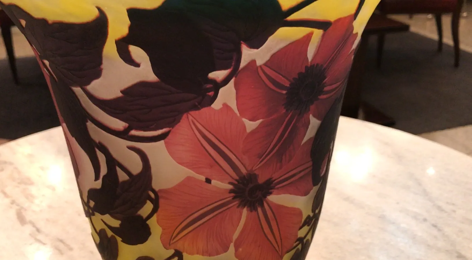 签名玻璃 Muller Fres，带有多彩花朵设计