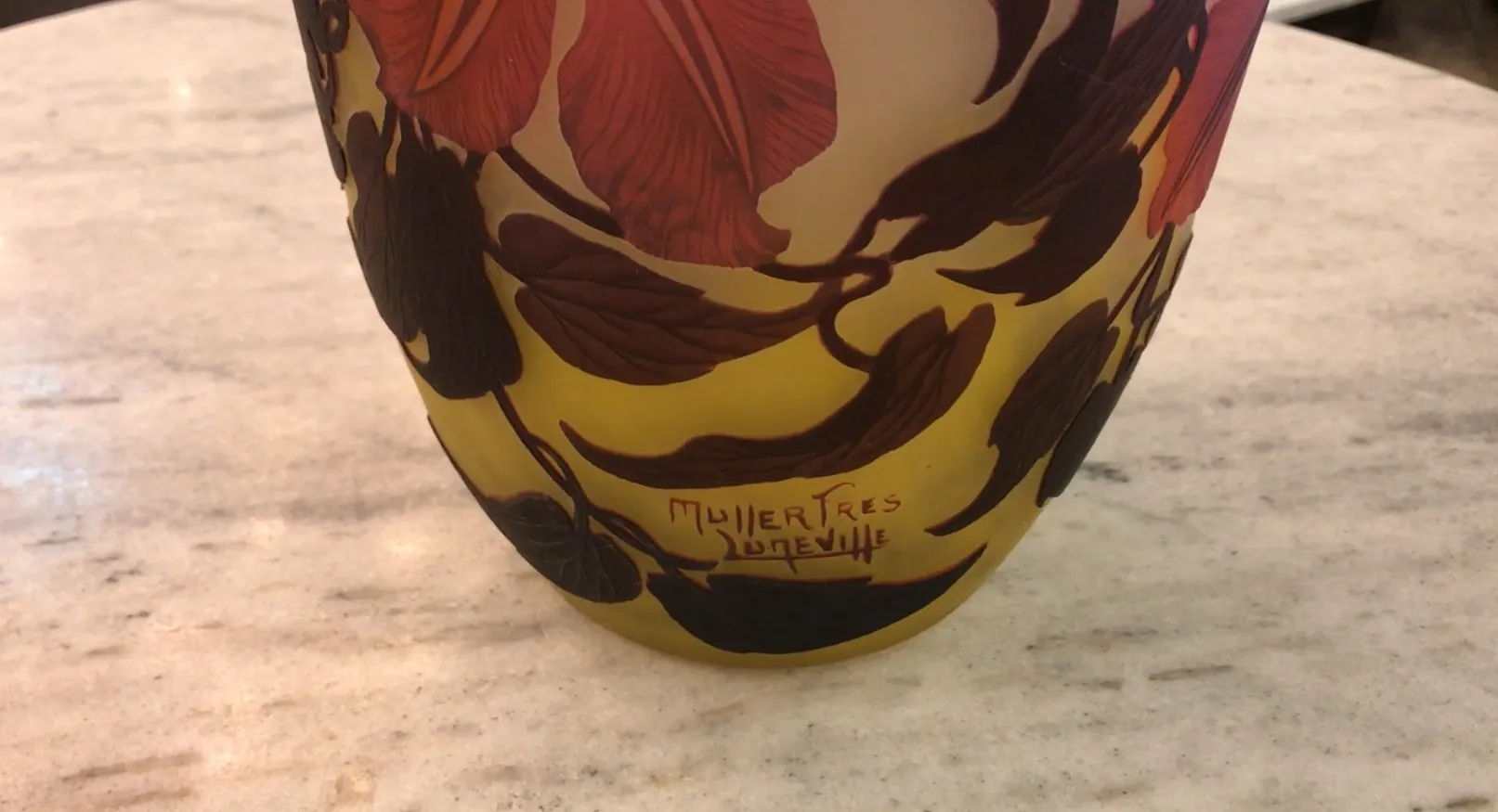 Vidrio antiguo con diseño de hojas, firmado Muller Fres.