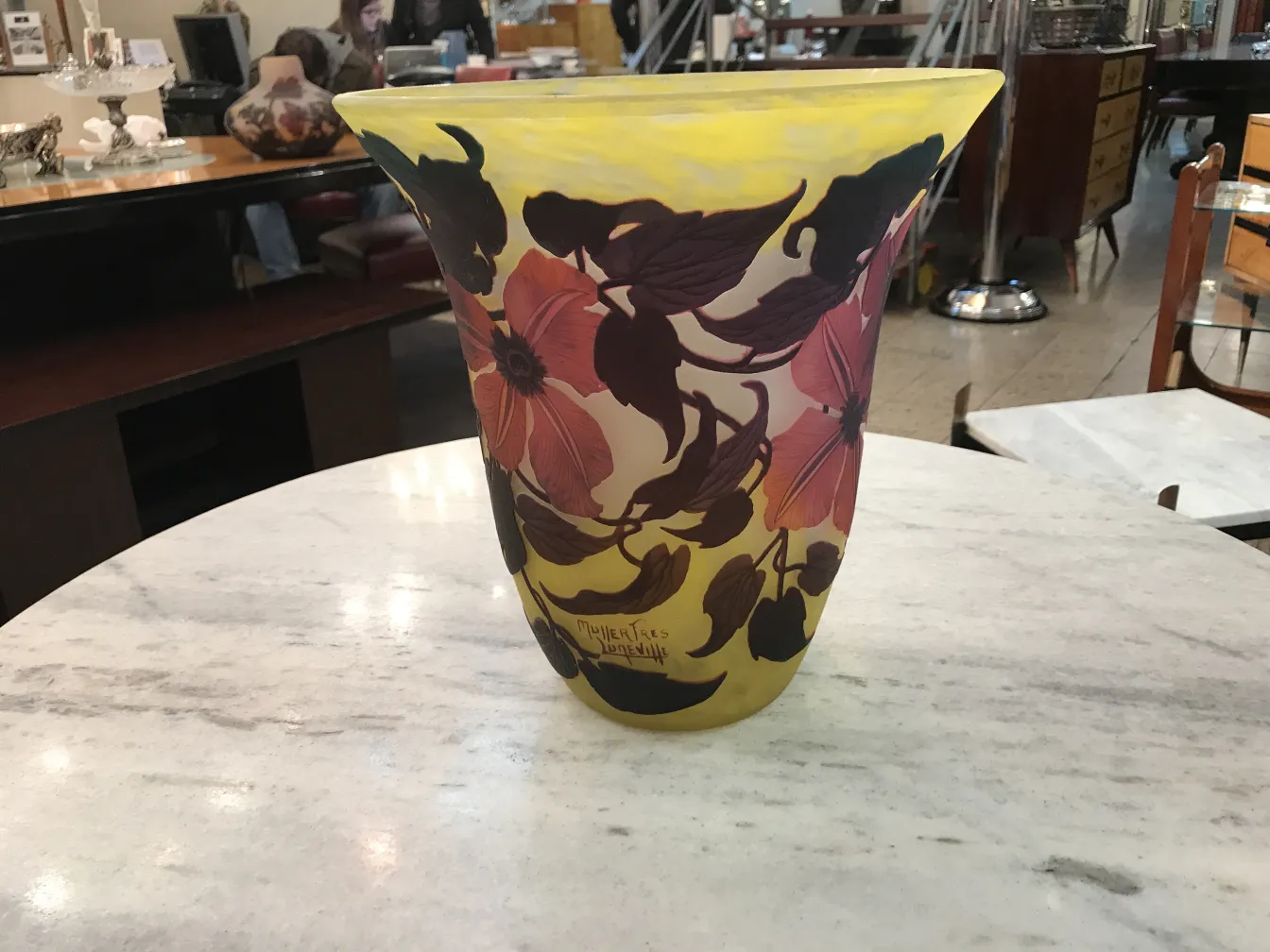vaso antigo com desenhos florais e assinatura de Muller Fres