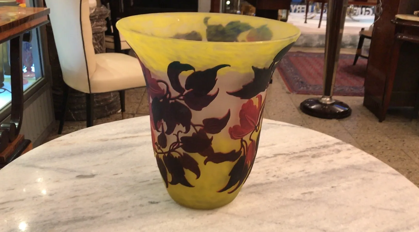 古董签名玻璃Muller Fres，带有鲜艳的花卉设计