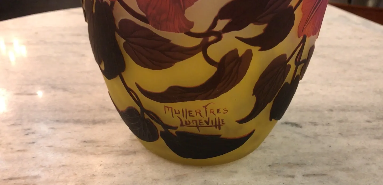 Vidrio firmado Muller Fres decorado con hojas, antigüedad