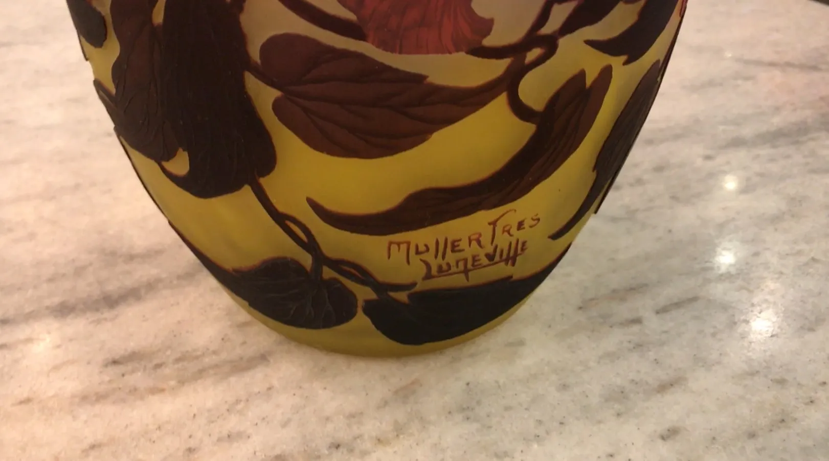 Antikes signiertes Glas von Muller Fres mit floralen Motiven, gelber Hintergrund