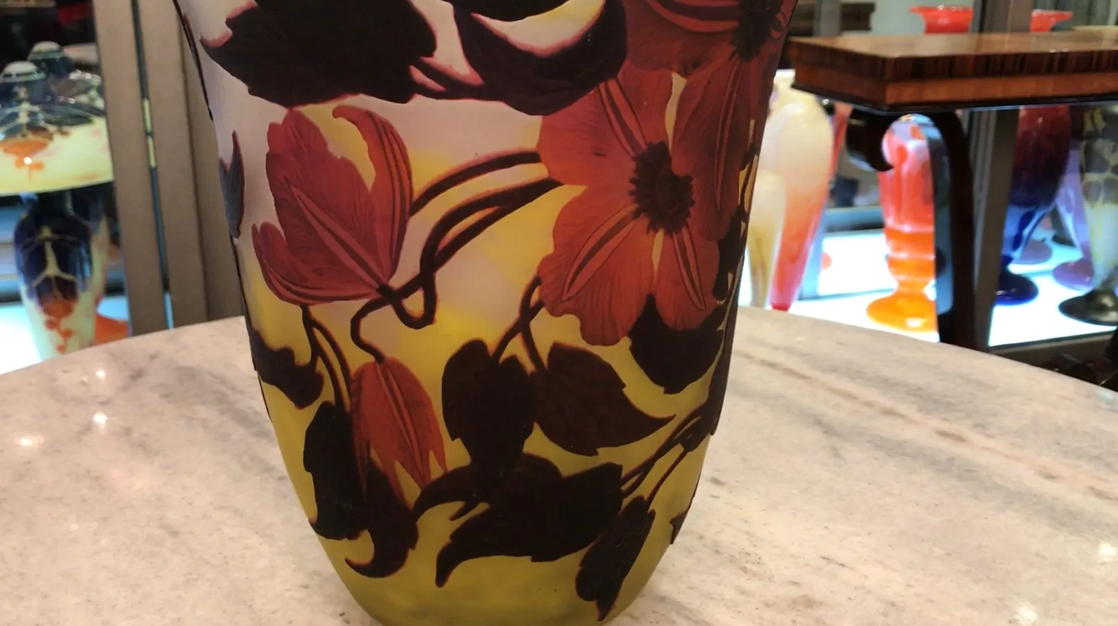 Vaso antico in vetro firmato Muller Fres con decorazione floreale.