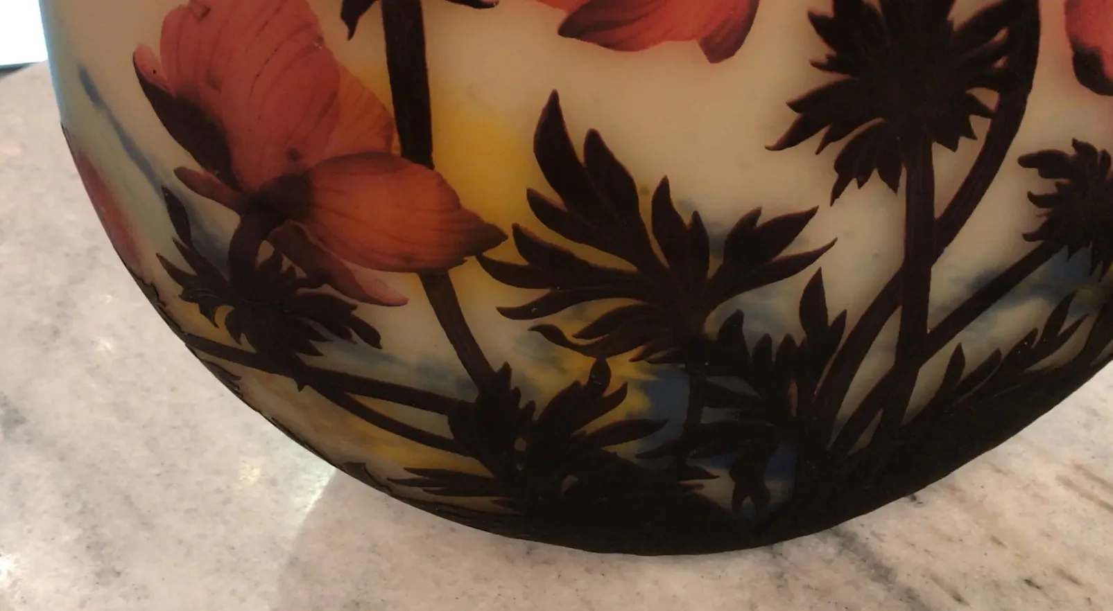 Signiertes Glas von Muller Fres mit lebhaften Blumen