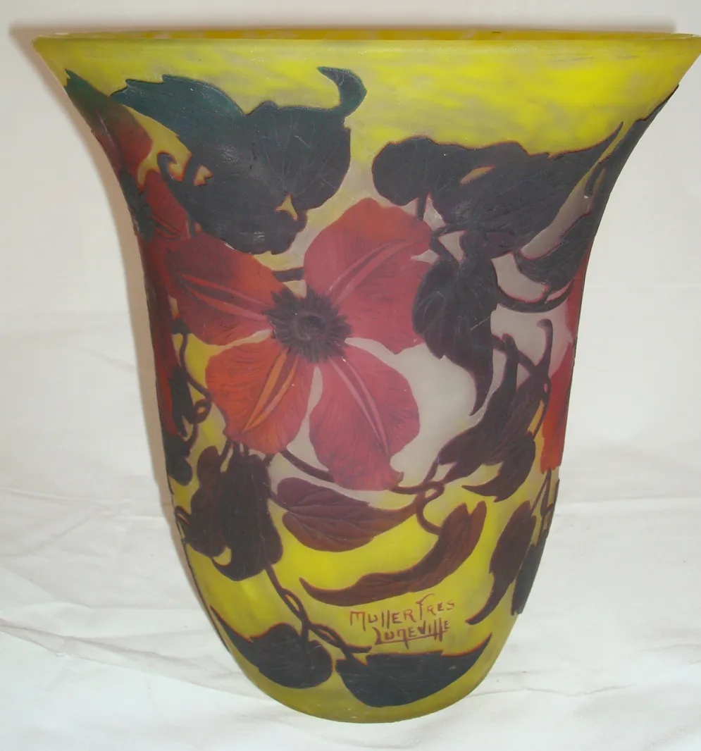 Vase in Blumenform mit roten Details auf gelbem Hintergrund, signiert von Muller Fres.