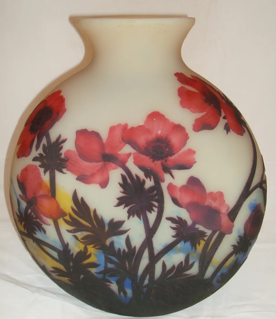 vase con fiori rossi su sfondo chiaro