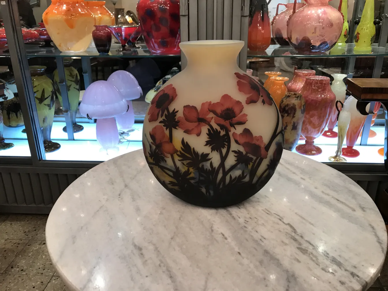 Vase aus signiertem Glas Muller Fres mit floralem Muster in rosa und schwarz.