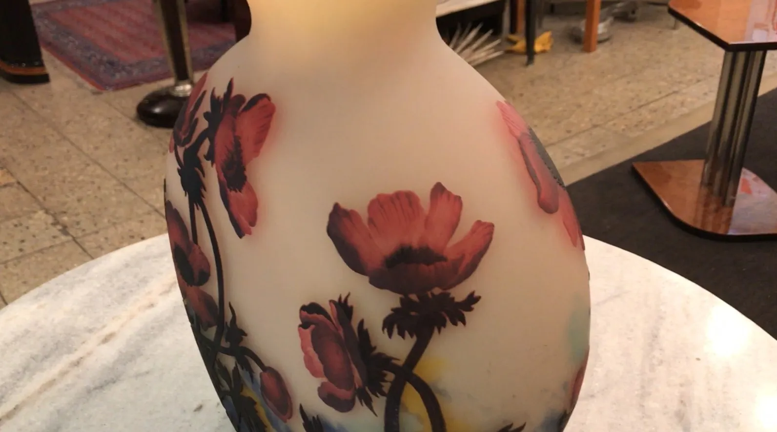 زجاج قديم موقع (Muller Freres) بتصميم زهور مفصل