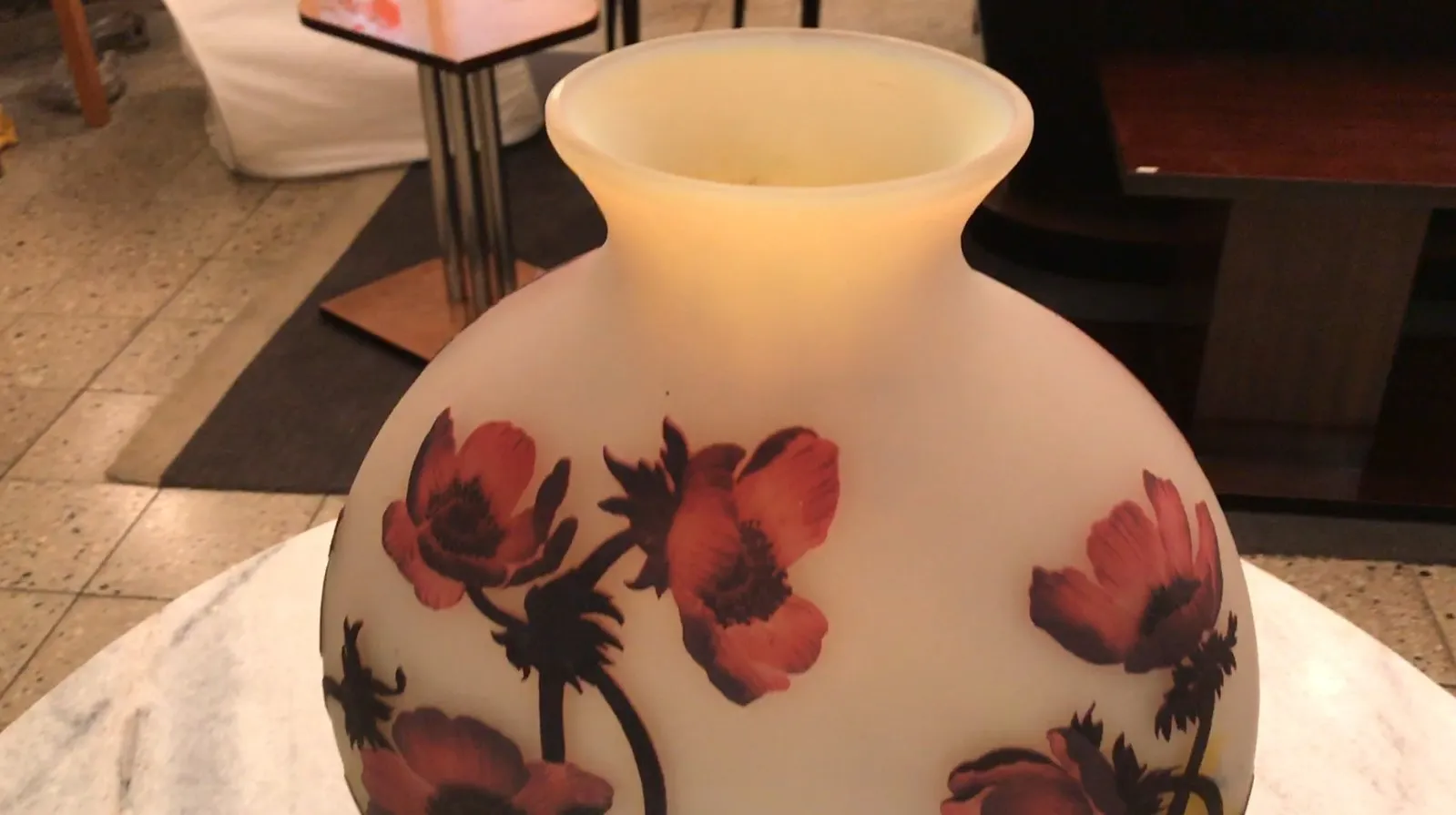 エレガントな古い花瓶、花のデザインとミュラー・フレスのサイン。